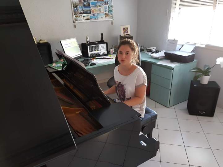 Élève jouant piano Foix