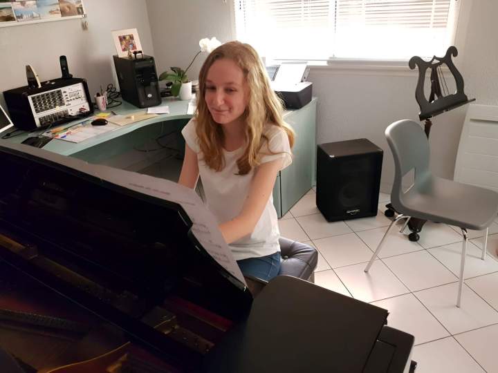 Étudiante jouant piano Foix