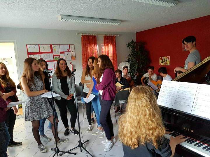 Répétition du chant final pour le spectacle à l'estive juin 2016